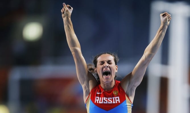 La atleta rusa Yelena Isinbayeva tras realizar un salto de 4,89 en la final de salto de pértiga femenina en el ámbito de los 14º Mundiales de atletismo que se disputan en el estadio Luzhniki de Moscú