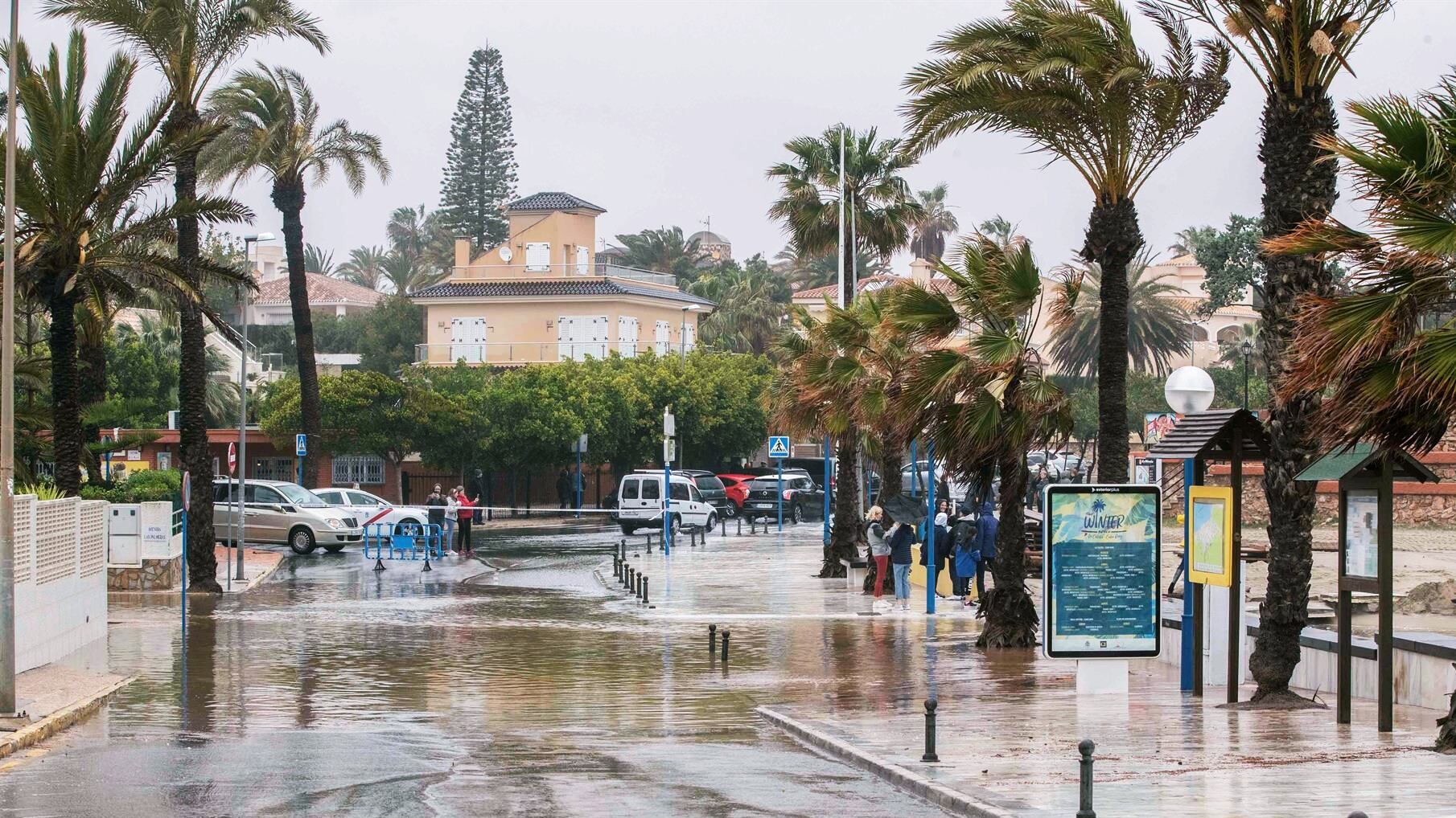 Imagen de archivo de una calle cortada a causa de las fuertes lluvias registradas en La Zenia, Orihuela.