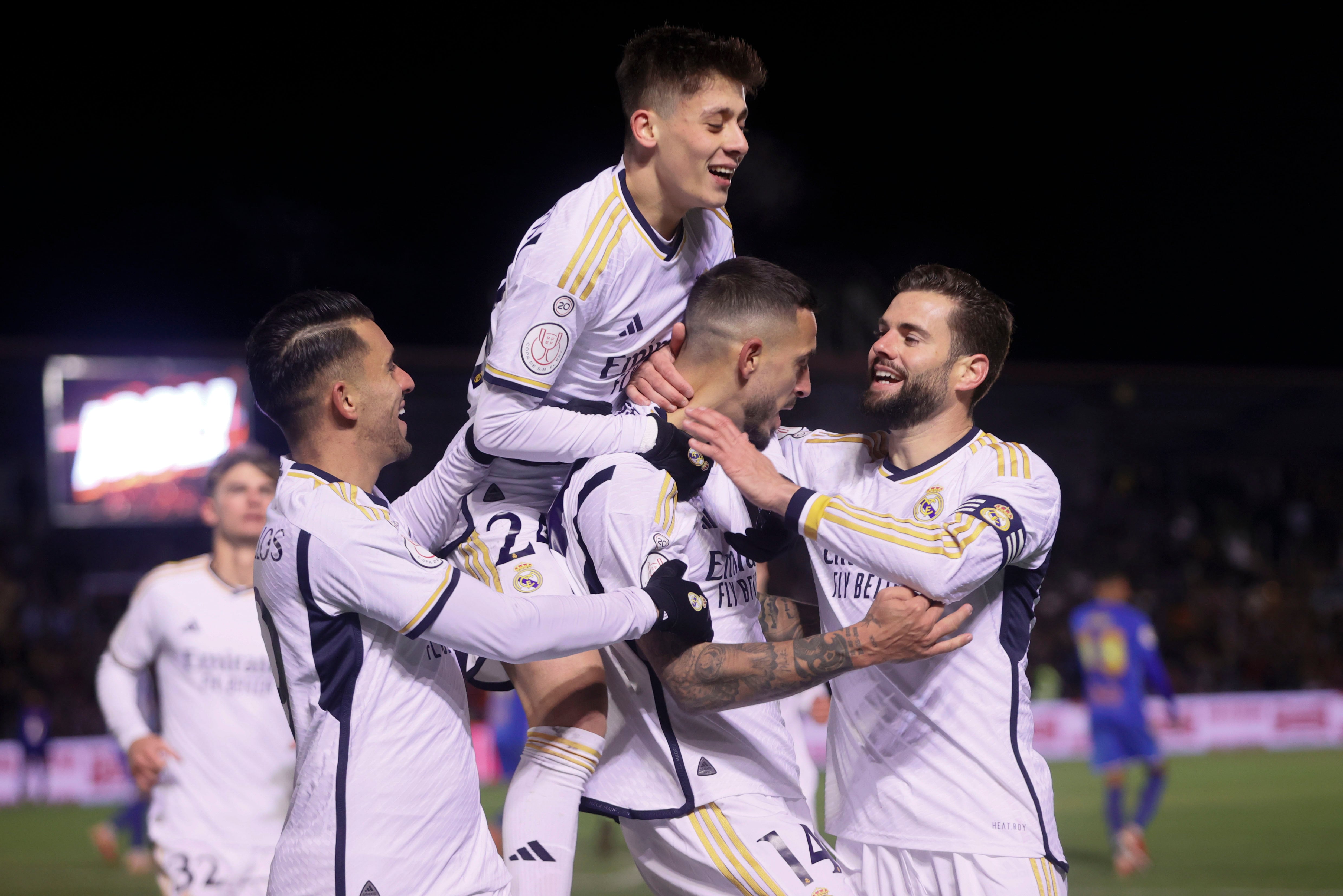 Los jugadores del Real Madrid celebran el gol de su equipo anotado por Joselu durante el partido de dieciseisavos de final de la Copa del Rey ante la Arandina.