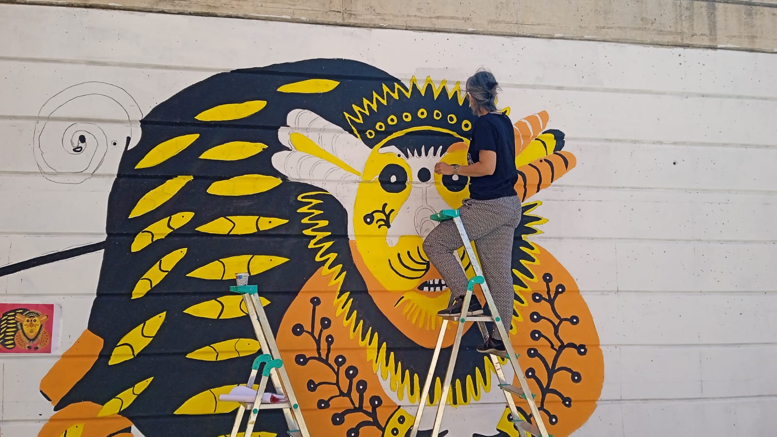 El primer mural del proyecto de homenaje a Maria Prymachenko se crea en Cuenca.