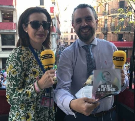 Elena Carazo junto a Paco García en el balcón del Banco de Santander en La Campana