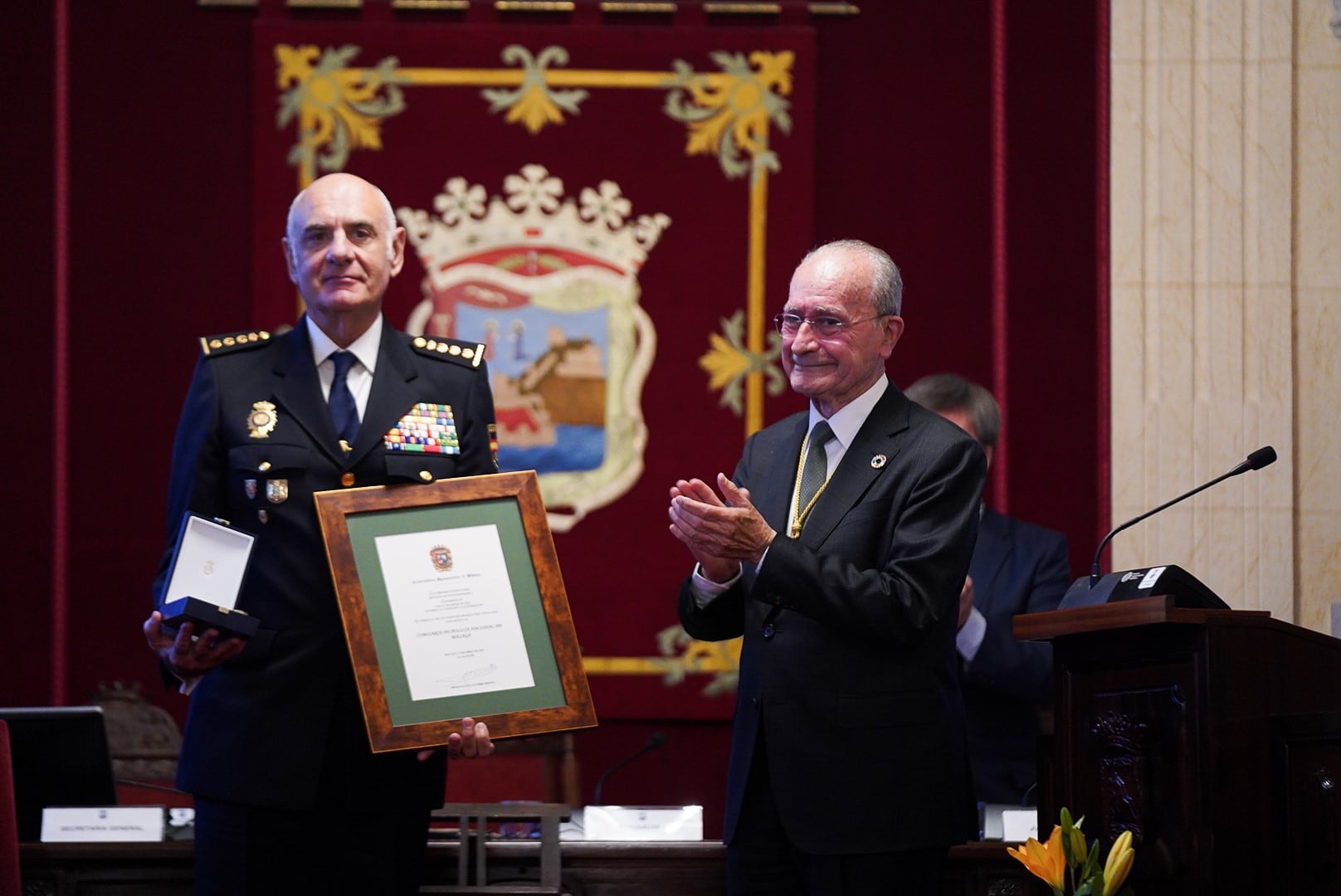 El momento de recibir la distinción este viernes