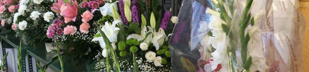 Ramos de flores a la entrada de un establecimiento