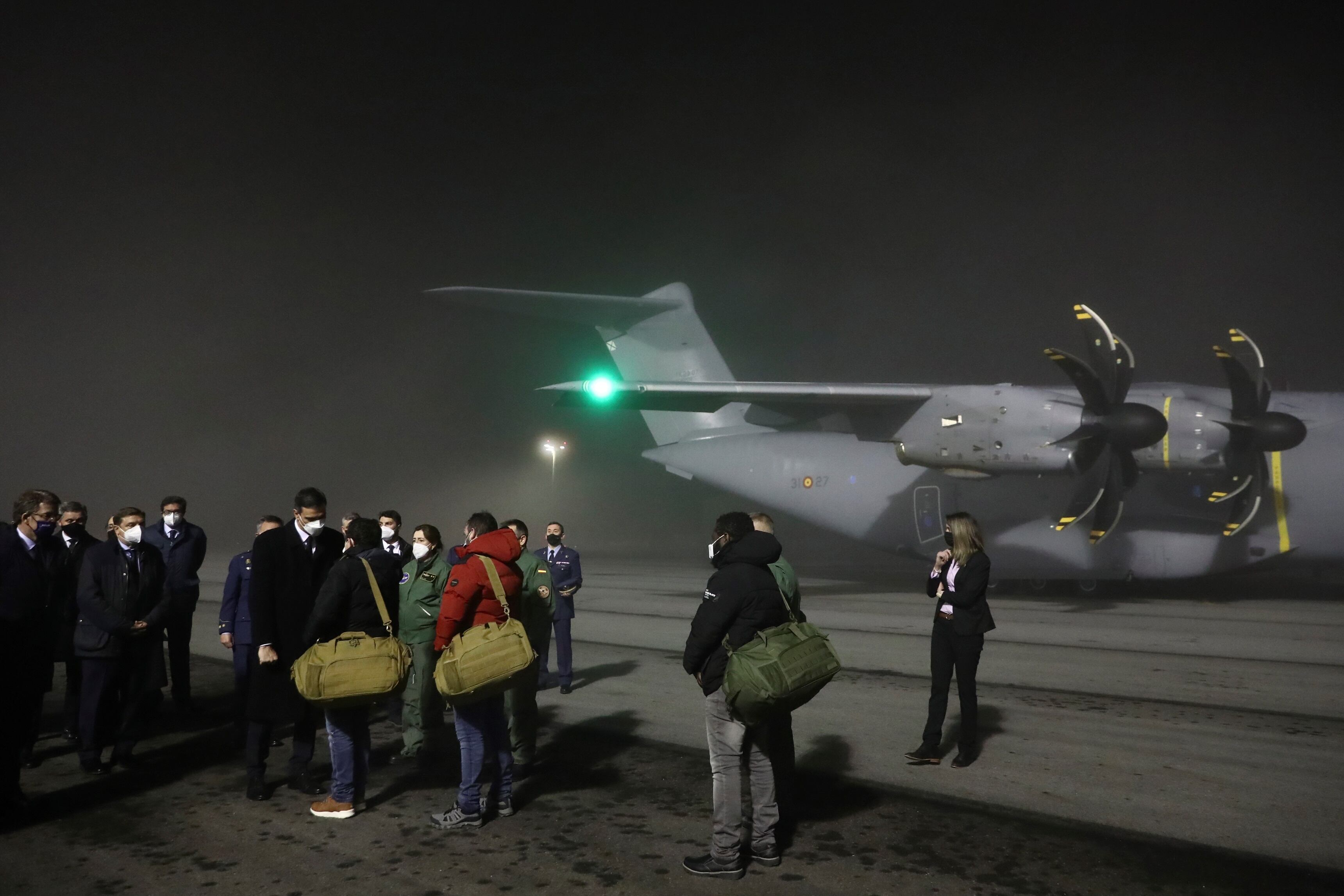 El presidente del Gobierno, Pedro Sánchez (c), acompañado por el presidente de la Xunta de Galicia Alberto Núñez Feijóo (i), en el aeródromo militar de Lavacolla donde ha aterrizado el avión A400 del Ejército del Aire con los tres supervivientes del naufragio en aguas canadienses del pesquero Villa de Pitanxo, así como los restos mortales de cinco de sus compañeros, hoy lunes en Santiago de Compostela. EFE/Pool Moncloa/Fernando Calvo