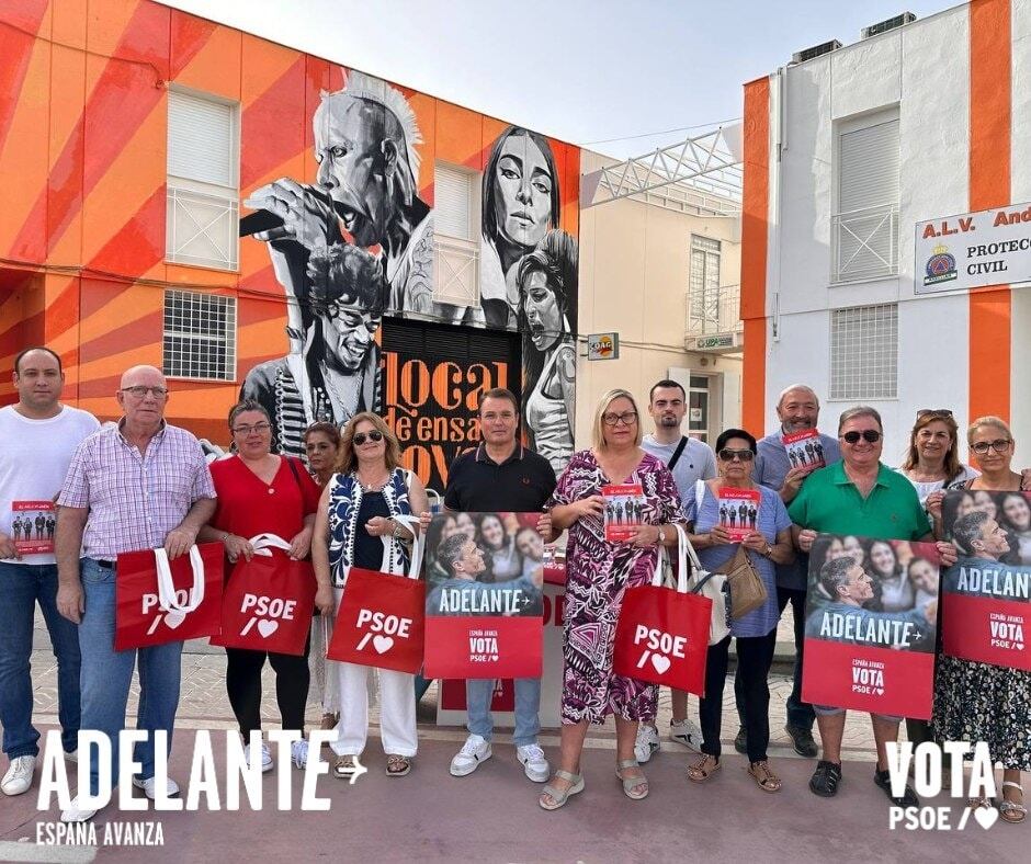 Reparto en el mercadillo junto a la candidata al Senado, Josefa Jurado