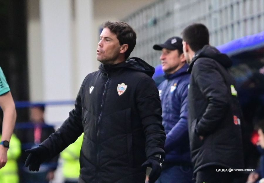 Rubi en la banda de Ipurúa dando instrucciones en el partido Eibar-Almería.