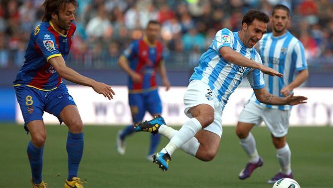 El defensa del Málaga C.F. Jesús Gámez (d) pelea un balón ante el centrocampista del Levante U.D Oscar Serrano, durante el partido correspondiente a la vigésima séptima jornada, de la Liga de Primera División, que ambos equipos disputan esta tarde, en el 