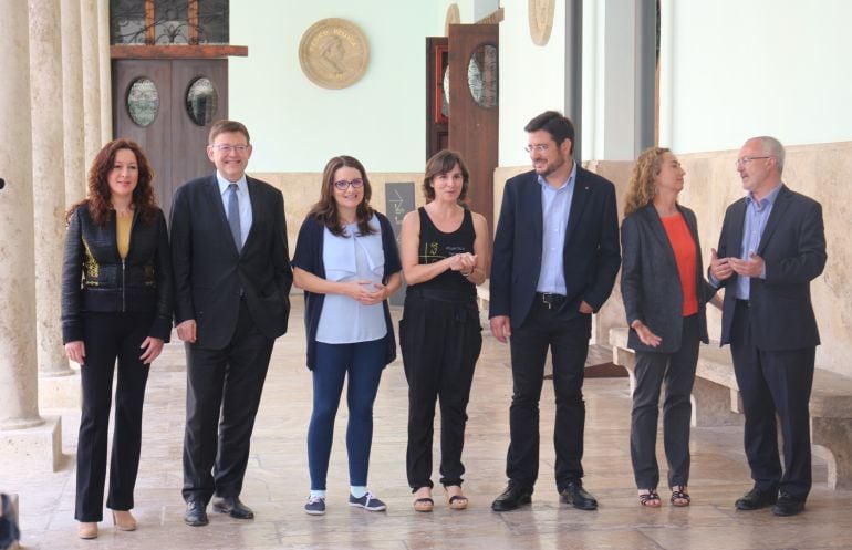 Los candidatos a la presidencia de la Generalitat con la presidenta de la Asociación de Víctimas del Accidente del Metro 3 de julio