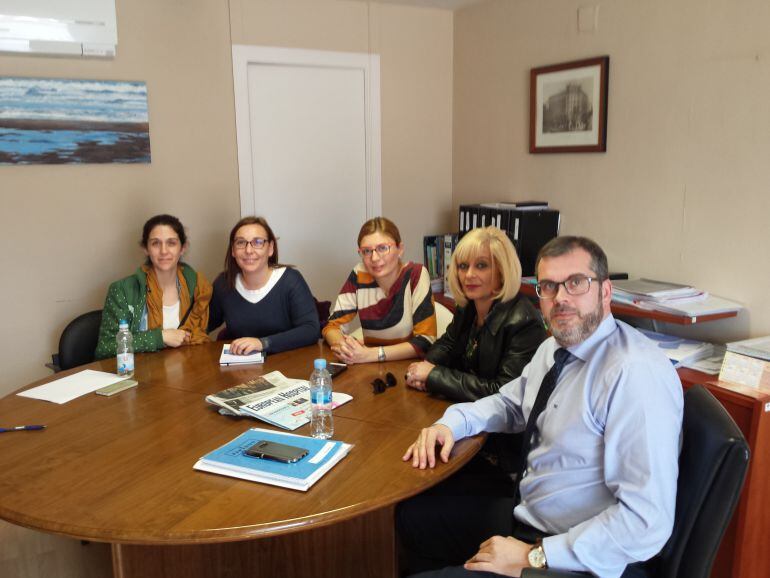 Entrega de firmas al gerente de Sanidad, Felipe Mielgo