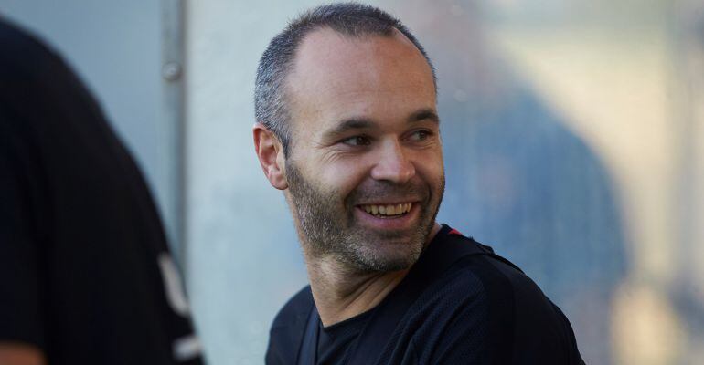 Andrés Iniesta sonríe durante el entrenamiento vespertino del Barcelona