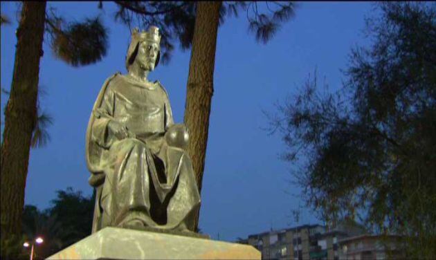 Monumento dedicado a la figura de Alfonso X El Sabio en el paseo que lleva su nombre en Murcia