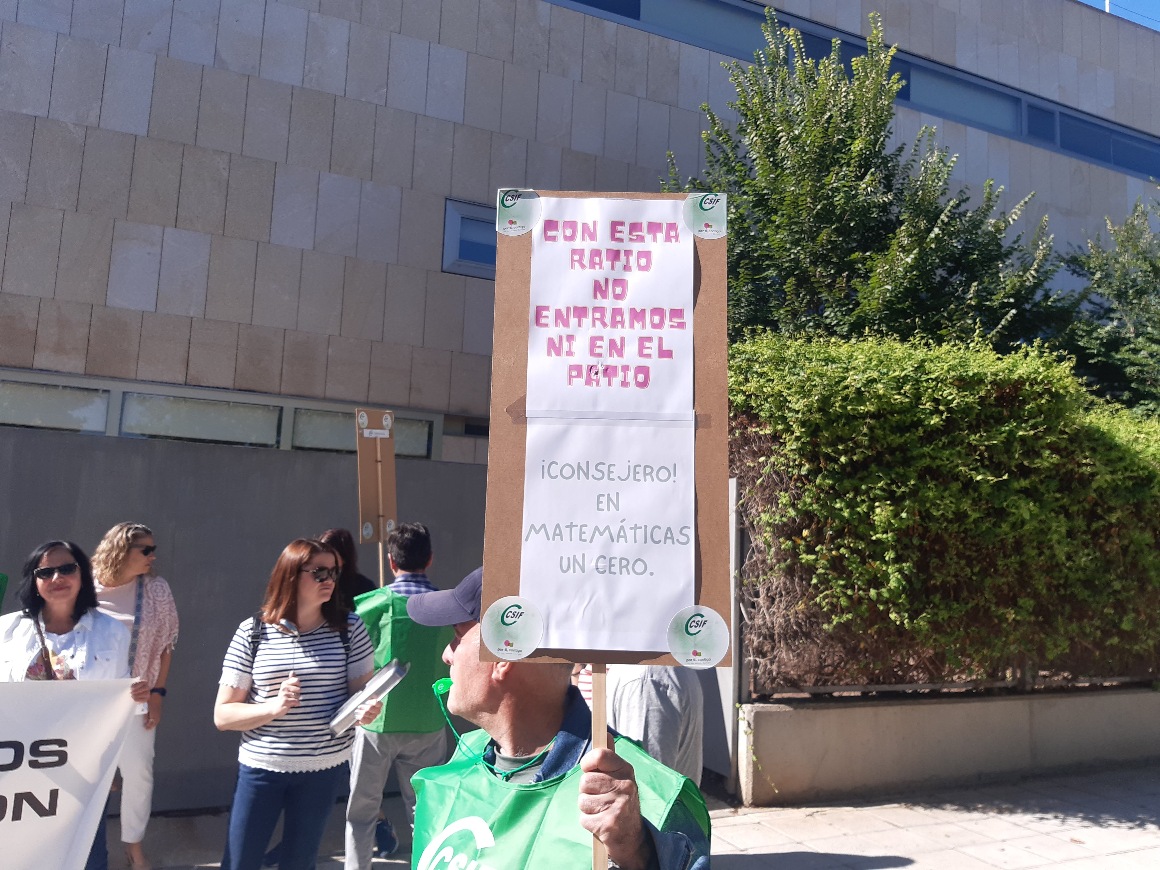 Manifestación a las puertas de la Consejería de Educación de Castilla-La Mancha