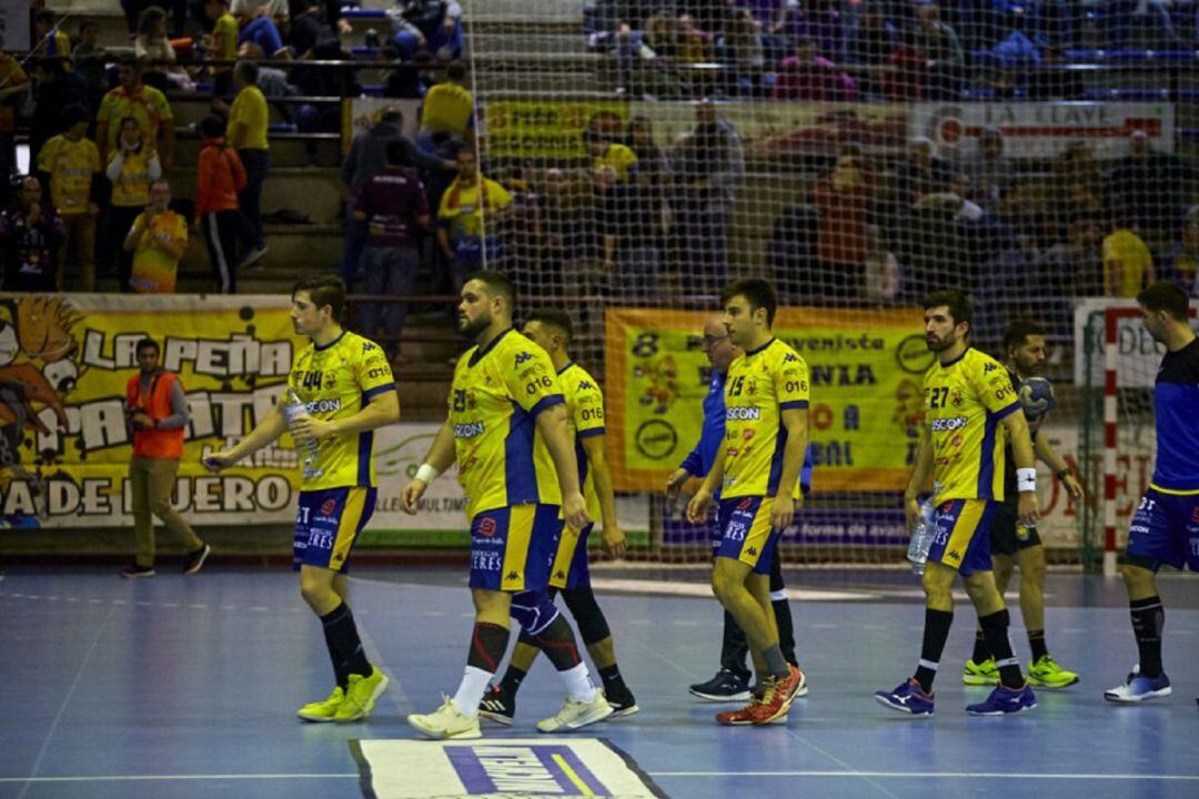 Los jugadores amarillos se dirigen al vestuario durante un partido en el Príncipe de Asturias.