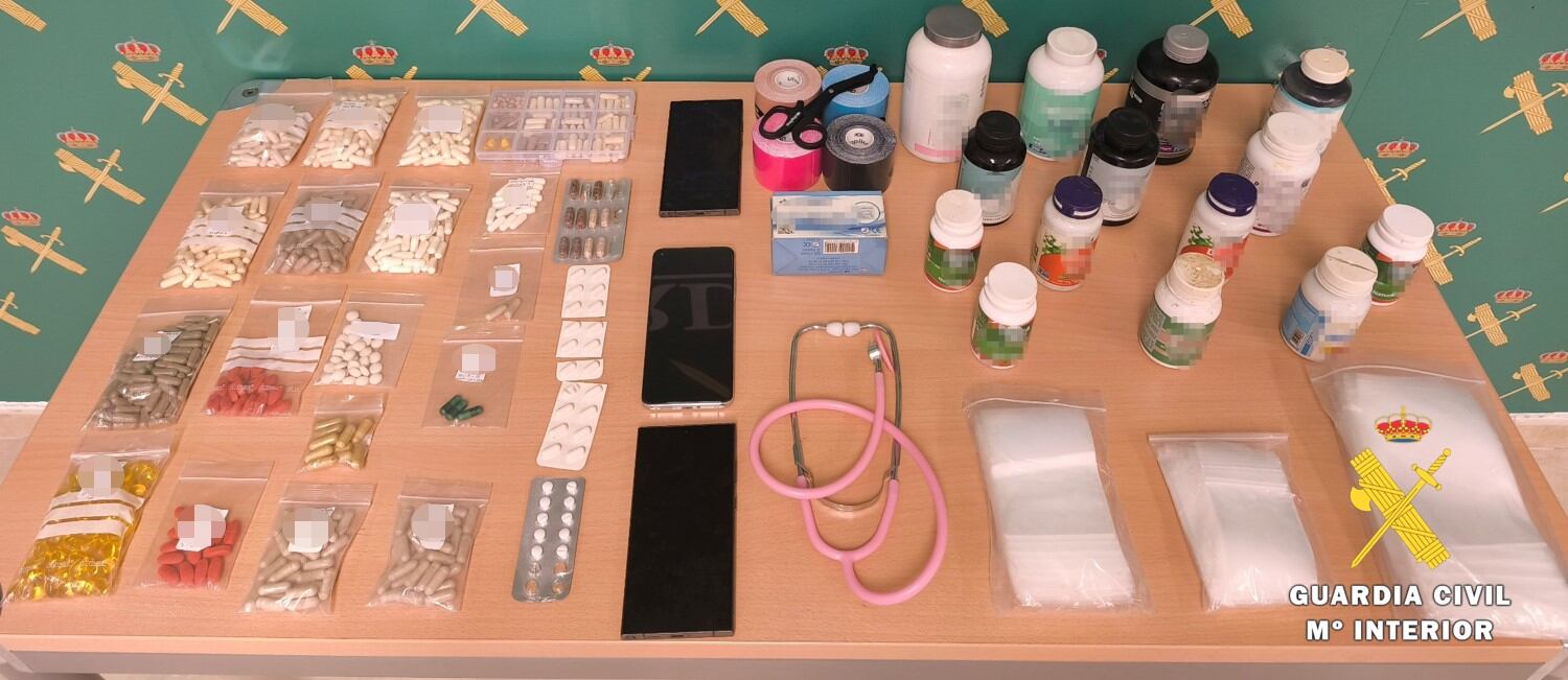 Objetos encontrados en el registro de la vivienda, que también era un criadero ilegal de perros