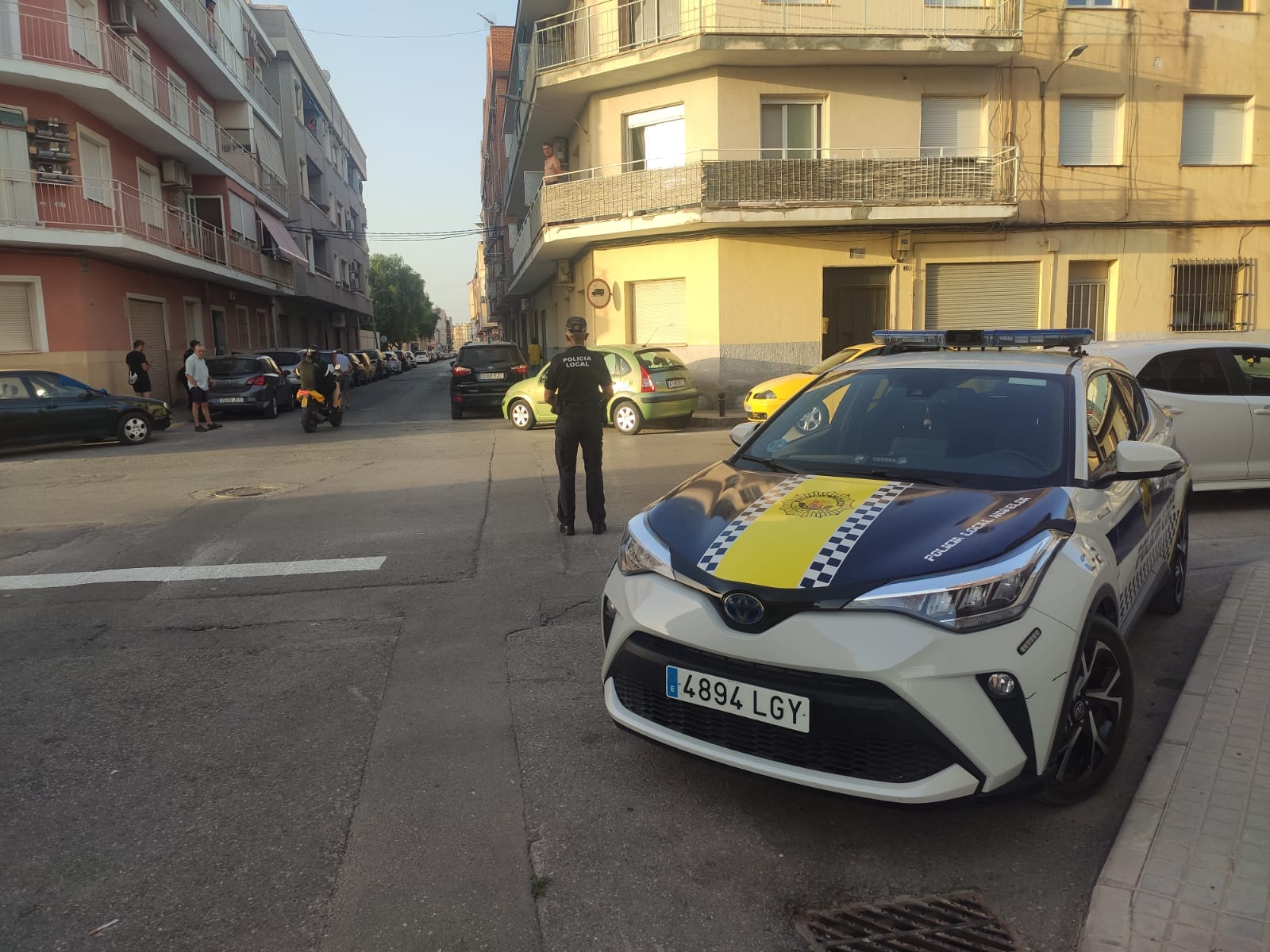 Tres vehículos estacionados han resultado dañados