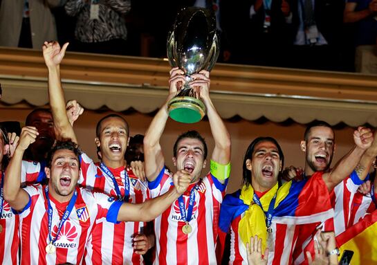 El capitán del Atlético de Madrid levanta la Supercopa de Europa tras haber derrotado en la final al Chelsea por uno a cuatro.