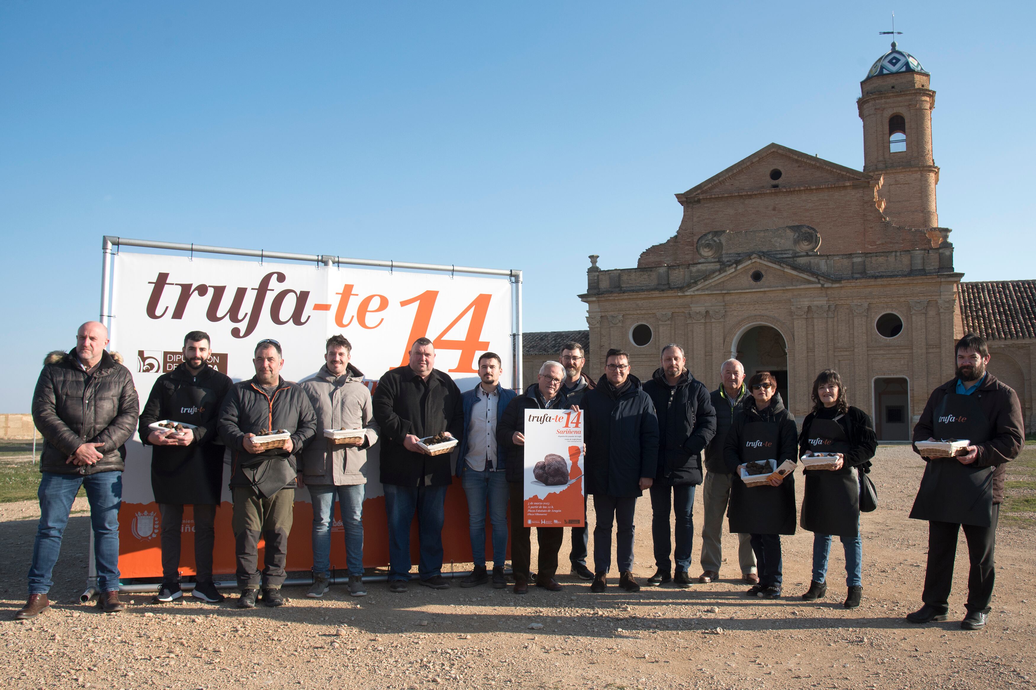 Momento de la entrega de las trufas en La Cartuja