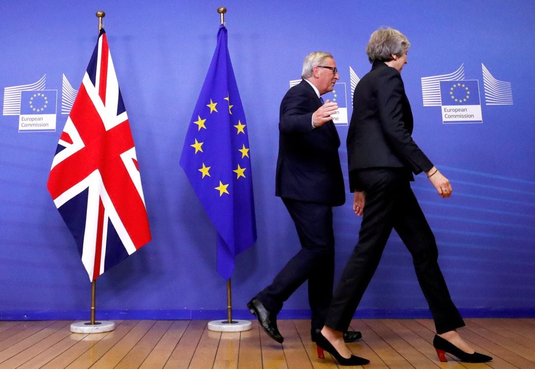 Theresa May y Jean-Claude Juncker en un encuentro en Bruselas