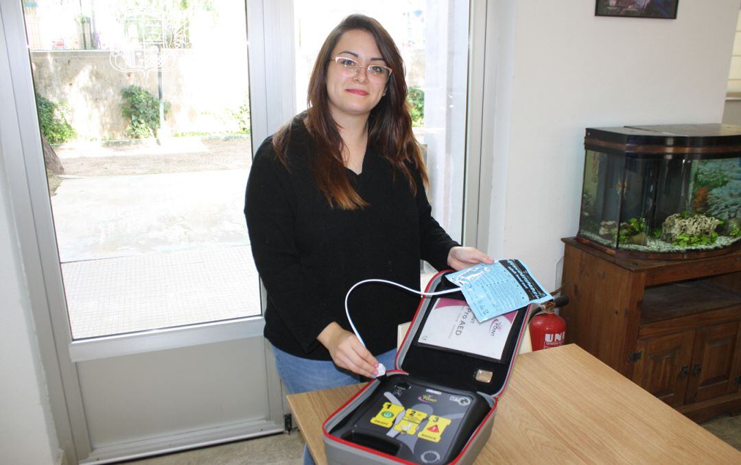 Edil de salud de Novelda con el desfibrilador