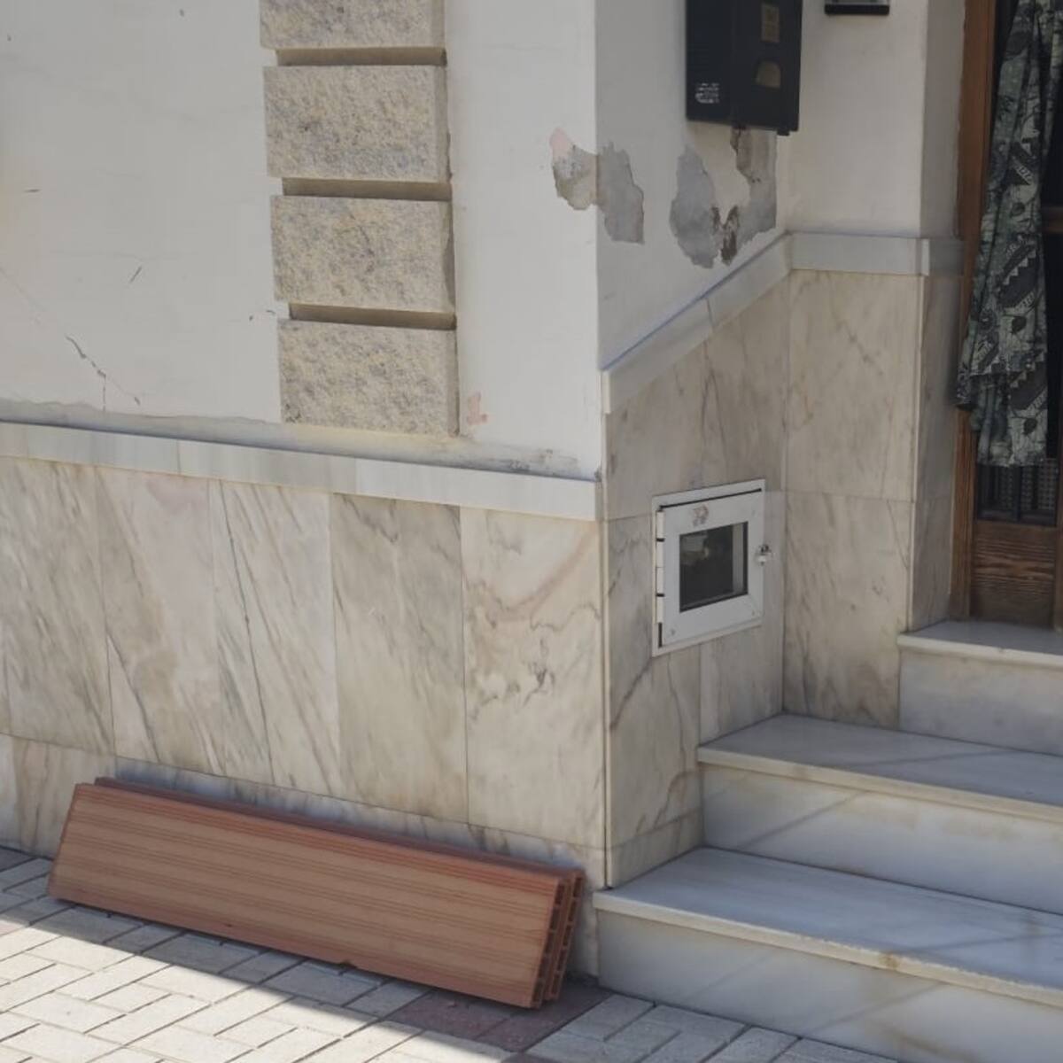 Reparten yeso y rasillones en Cártama para que los vecinos puedan tapiar los accesos de agua a sus casas