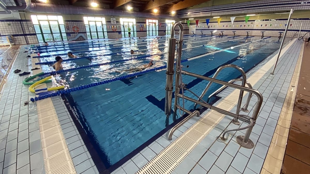 Las 'Brazadas Solidarias' dan comienzo en la piscina cubierta de Antequera