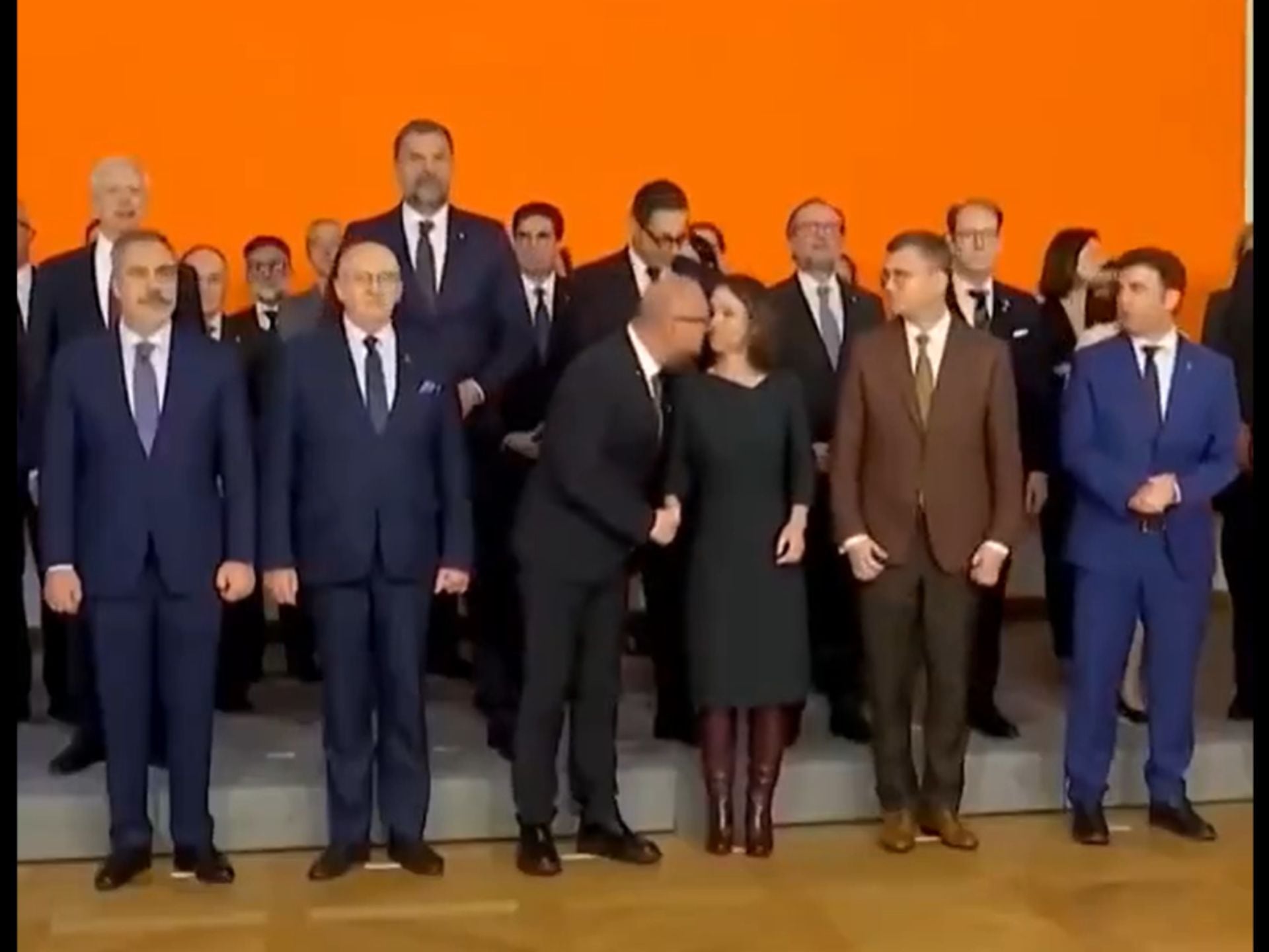 Momento de la foto de familia de los líderes europeos en el que se produce el inapropiado gesto del ministro de Exteriores croata hacia su homóloga alemana