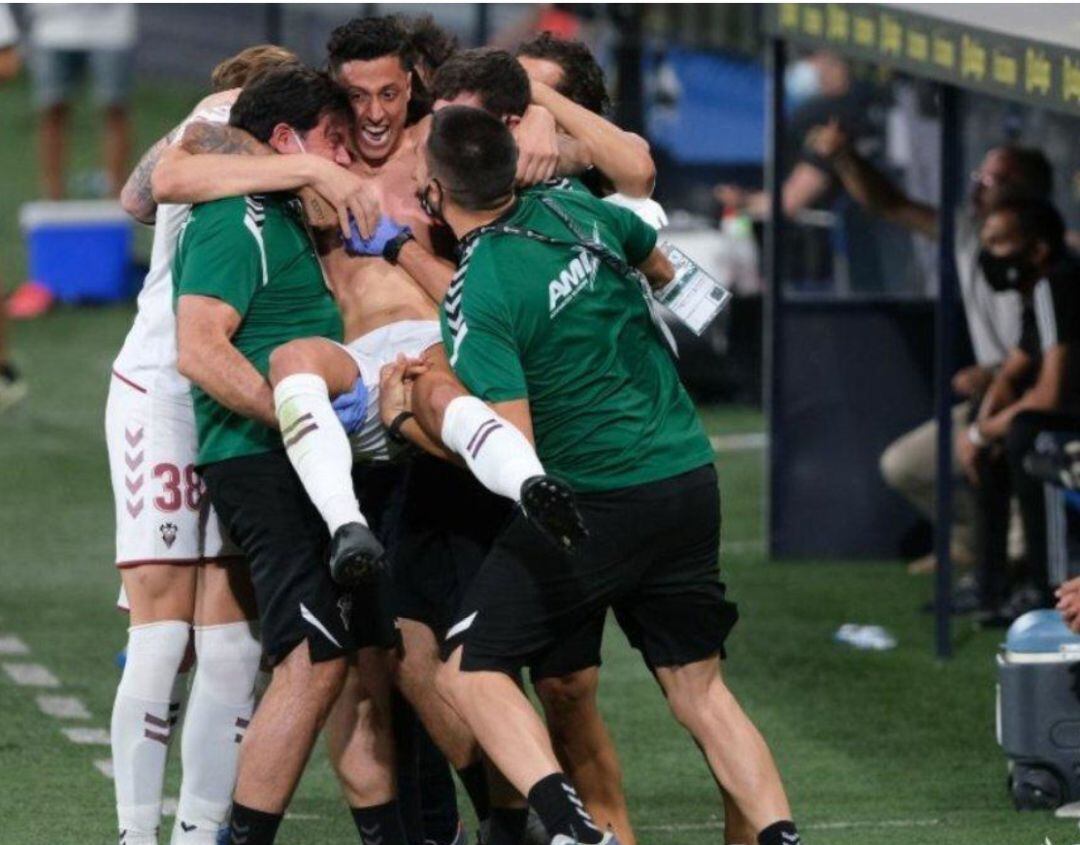 Maikel Mesa celebra su gol en el Carranza