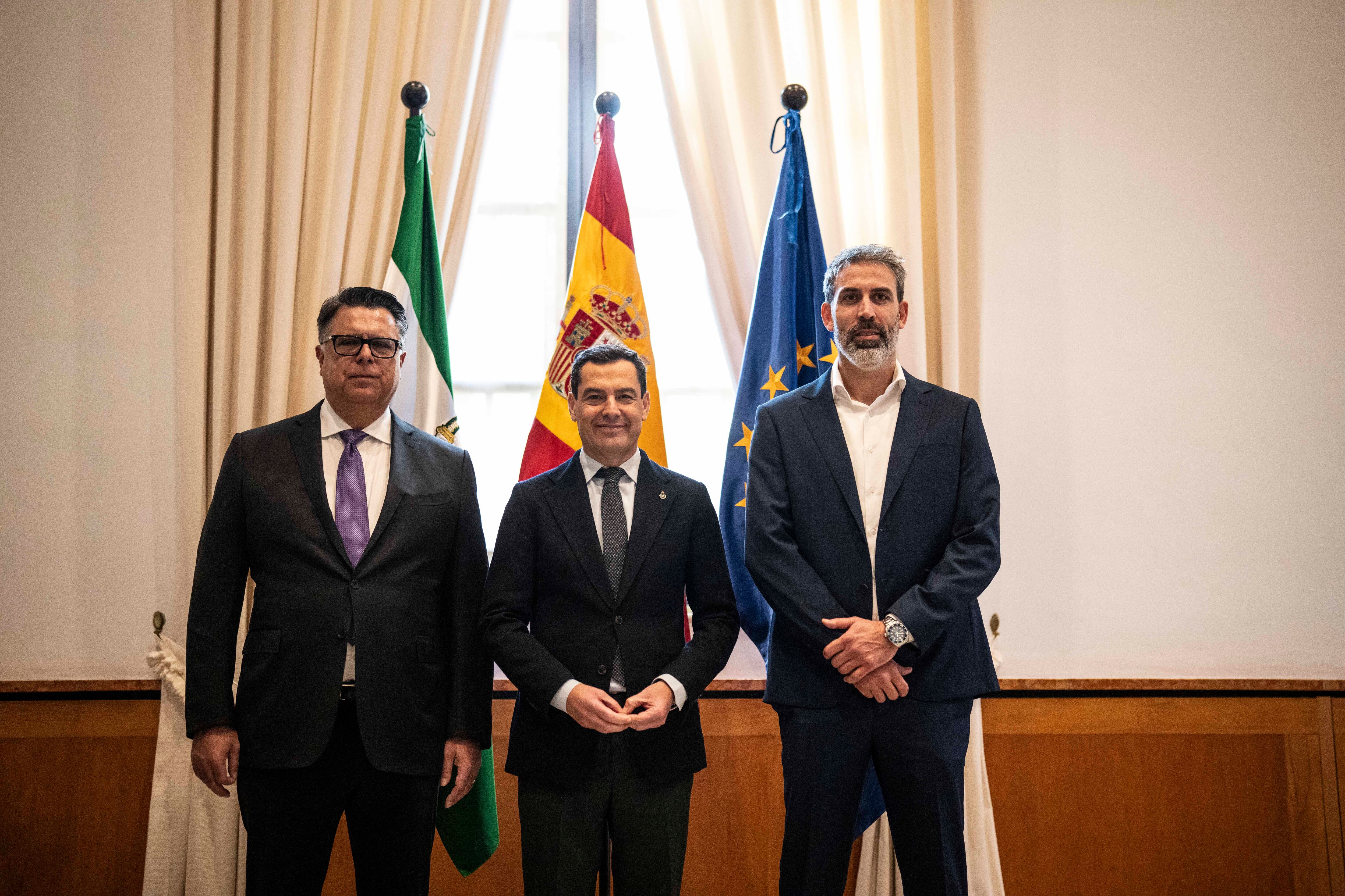 El presidente de la Junta Juanma Moreno junto al ex jugador del Unicaja Berni Rodríguez en Sevilla