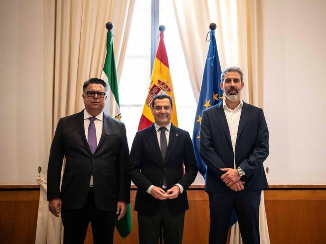 El presidente de la Junta Juanma Moreno junto al ex jugador del Unicaja Berni Rodríguez en Sevilla