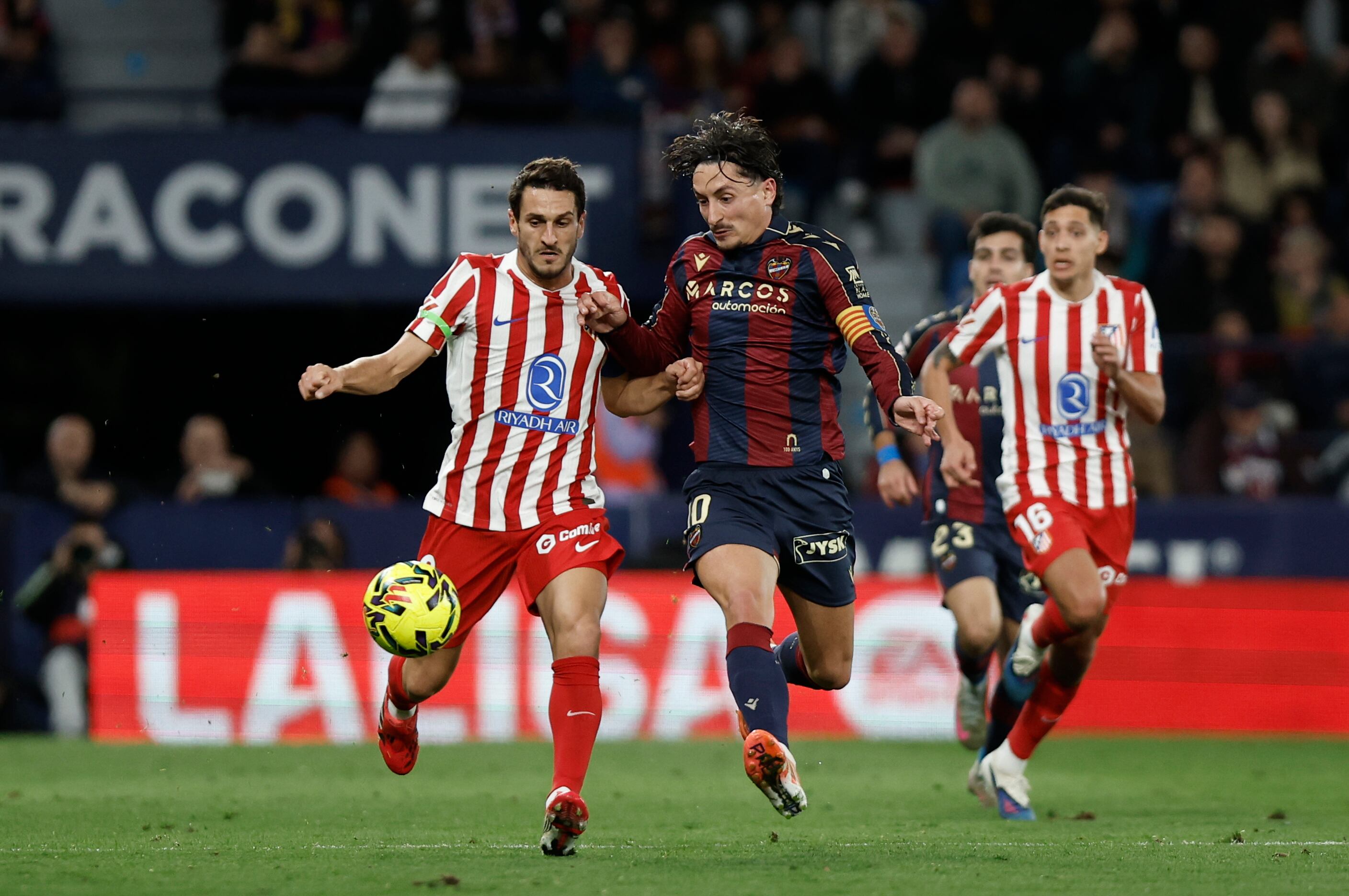 VALENCIA, 31/01/2026.- El centrocampista del Atlético de Madrid Koke Resurrección (i) disputa un balón con el centrocampista del Levante Pablo Martínez (d) durante el encuentro correspondiente a la jornada 22 de LaLiga EA Sports entre Levante UD y Atlético de Madrid celebrado este sábado en el Estadio Ciutat de València. EFE/ Biel Aliño