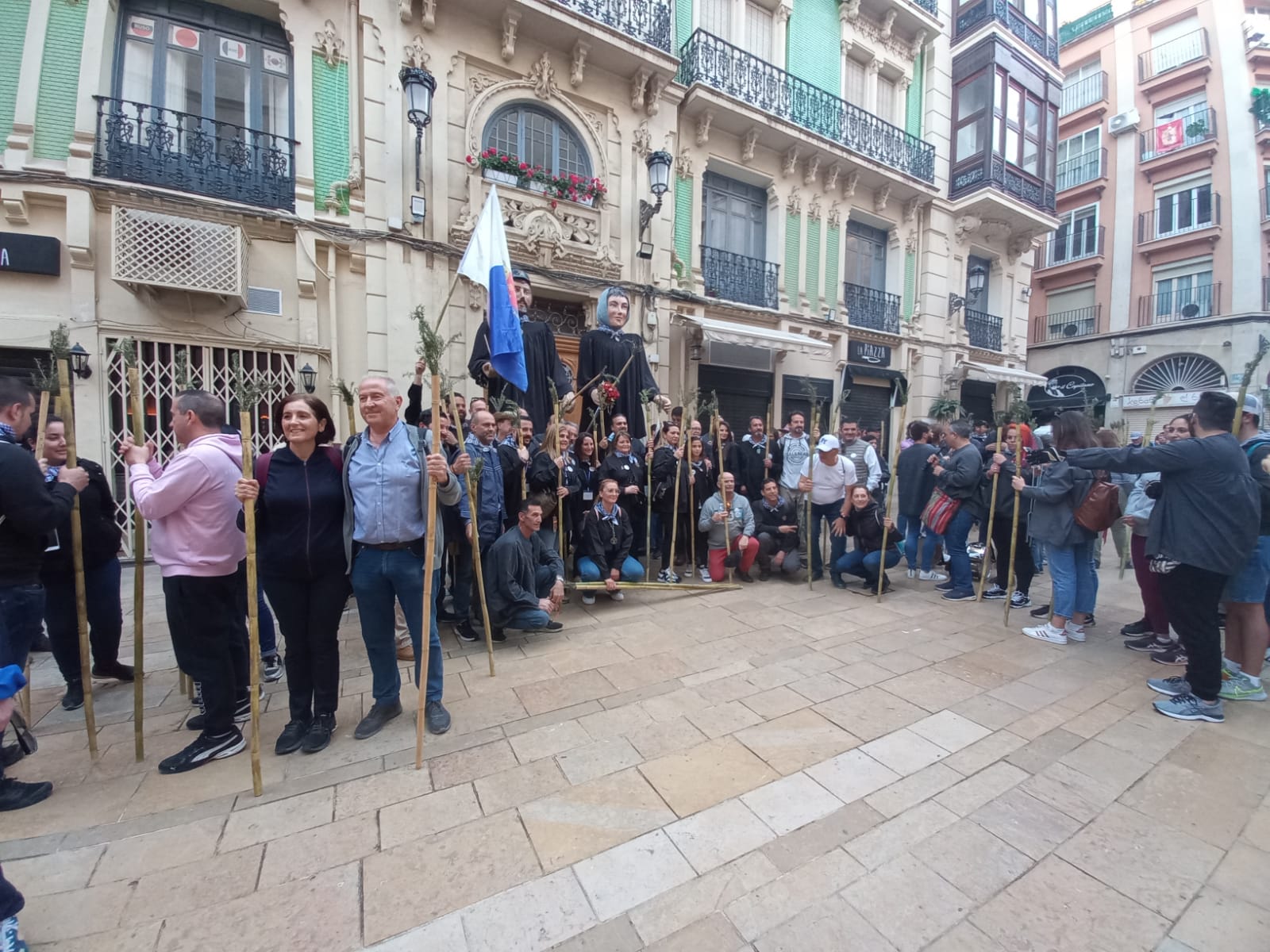 Miembros de Vox antes de iniciar la romería