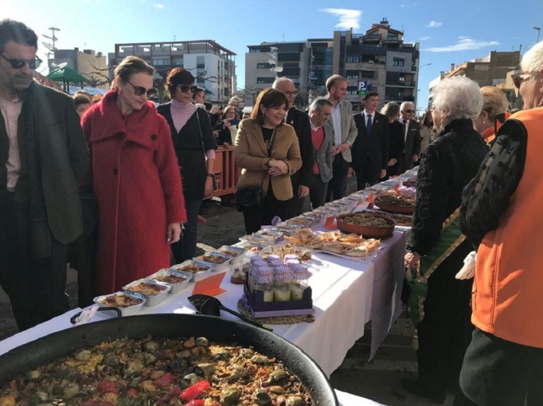 Isabel Bonig, la presidenta regional del PP, durante su visita este domingo a la Feria de la Alcachofa de Benicarló