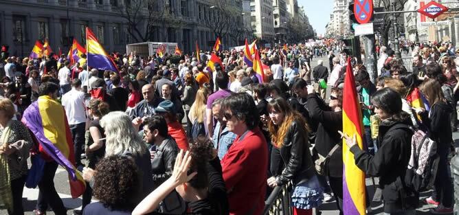 La manifestación, convocada por la Junta Estatal Republicana y en la que participan unas 50 formaciones políticas y colectivos, se ha iniciado en la plaza de Cibeles a las 12:30 horas con una gran bandera republicana de cabecera.