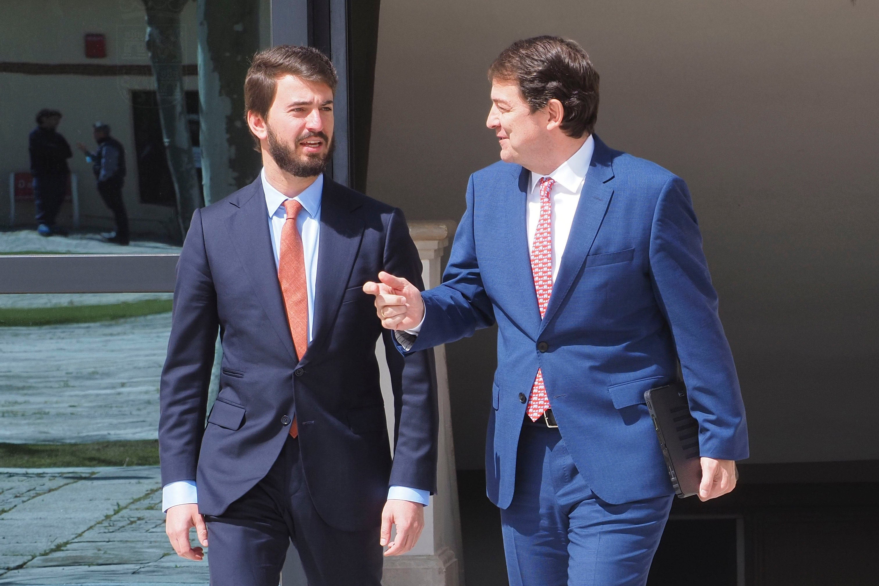 El presidente de la Junta, Alfonso Fernández Mañueco (d), junto al vicepresidente de la Junta, Juan García-Gallardo (Vox).