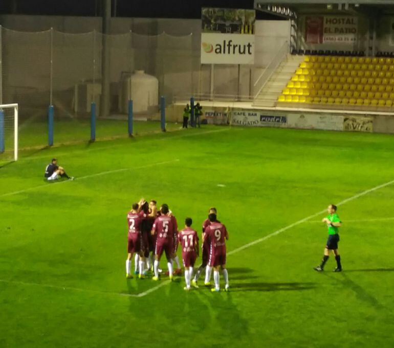 Los jugadores celebrando el tercer gol ante el San Roque de Lepe.