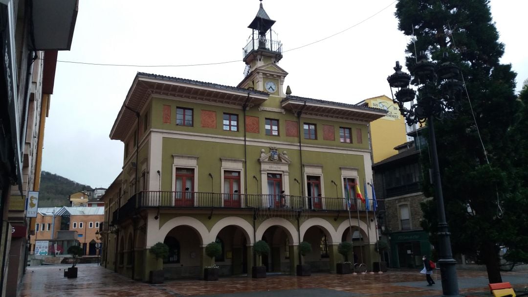 Edificio principal del Ayuntamiento de Langreo, uno de los municipios afectados por los nuevos cierres perimetrales