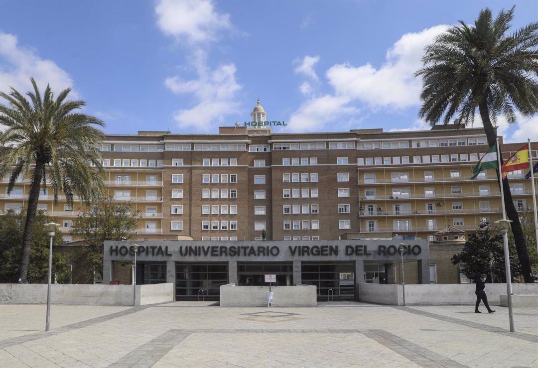 Fachada principal del Hospital Virgen del Rocío de Sevilla