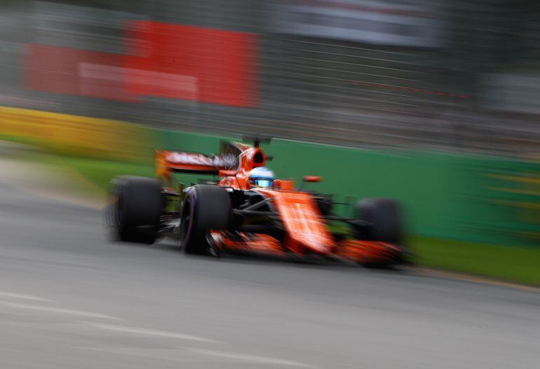 Fernando Alonso rueda en Albert Park