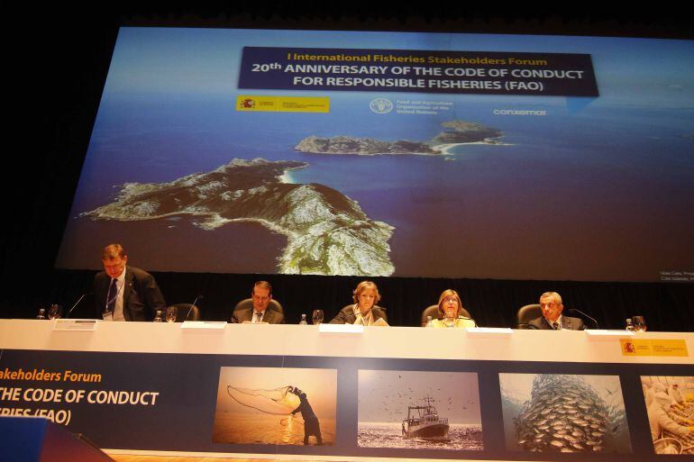 (De dcha a izq)Árni M. Mathiesen (Subdirector general de Pesca y Acuicultura, FAO). Abel Caballero, (Alcalde de Vigo), Isabel García Tejerina (Ministra de Agicultura, Medioambiente y Alimentación), Rosa Quintana (Conselleira de Pesca) y José Luis Freire (Presidente de Conxemar)  