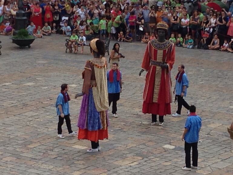 Els Gegants Negres de Reus en el seu primer ball amb els vestits nous.