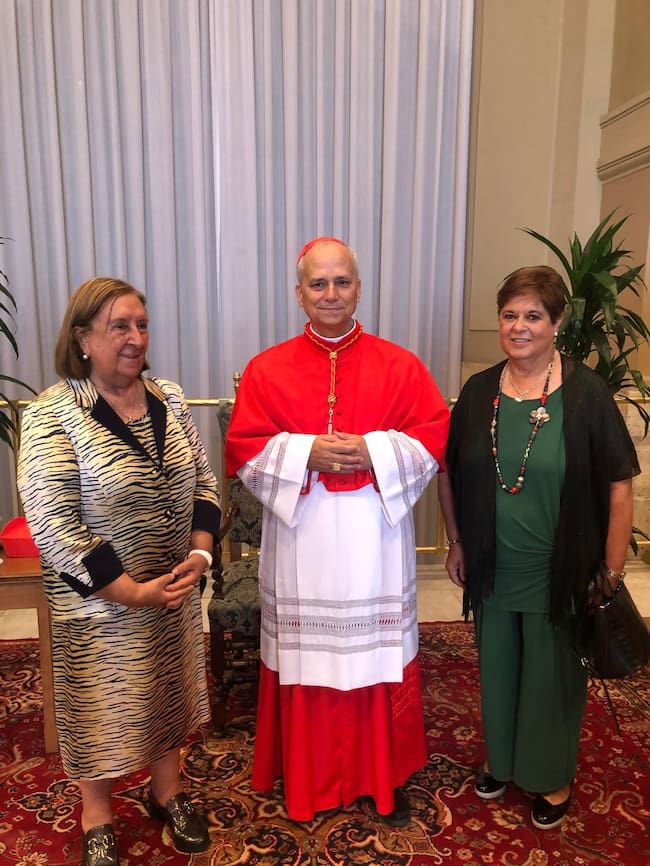 El Papa con la rectora de la Universidad Católica de Ávila, María del Rosario Sáez Yuguero (de verde) y Lidia Jiménez, Directora General de las Cruzadas de Santa María, entidad propietaria de la UCAV
