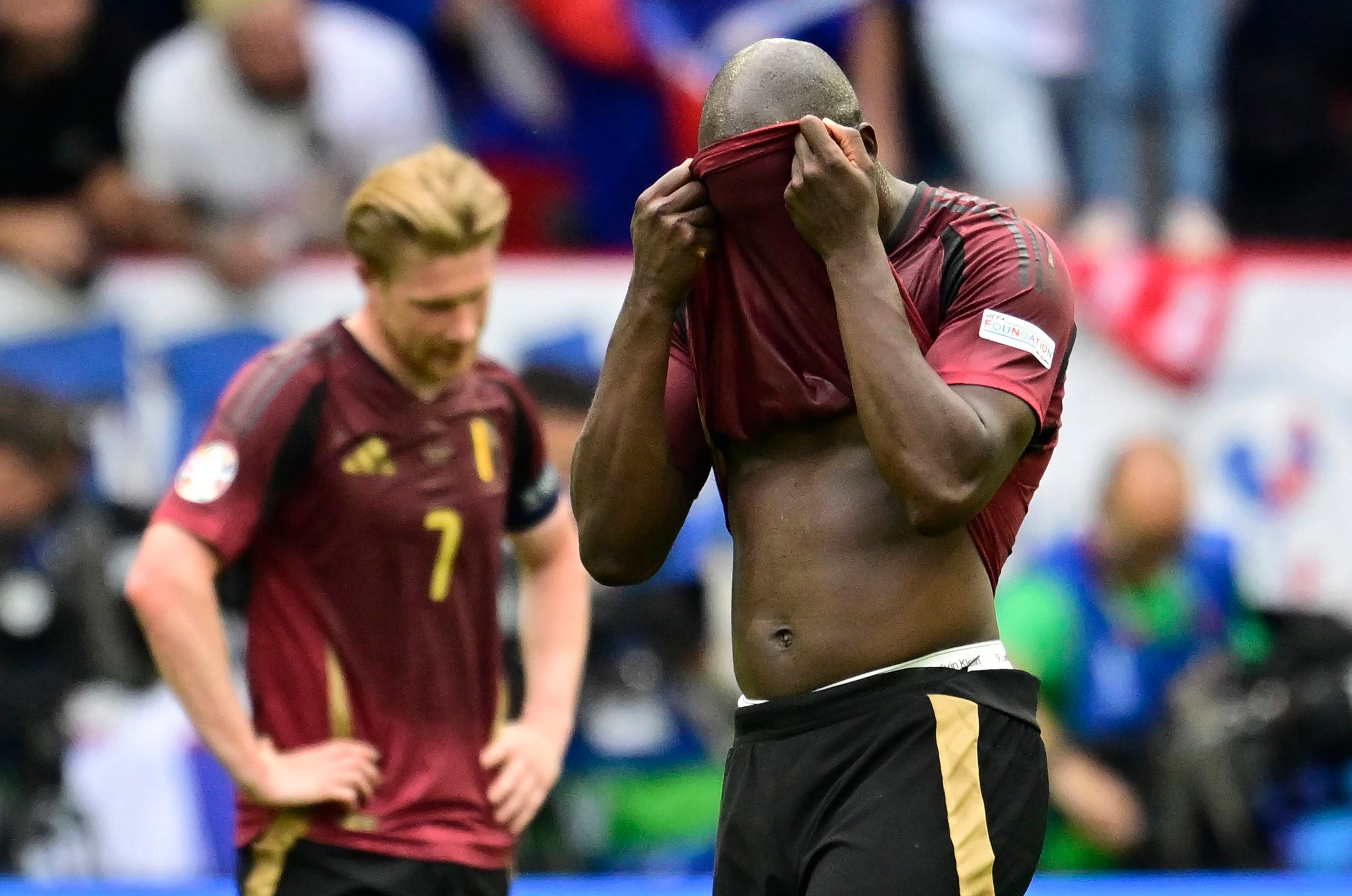 Kevin de Bruyne y Romelu Lukaku se lamentan durante un partido de la Eurocopa 2024 con la selección de Bélgica