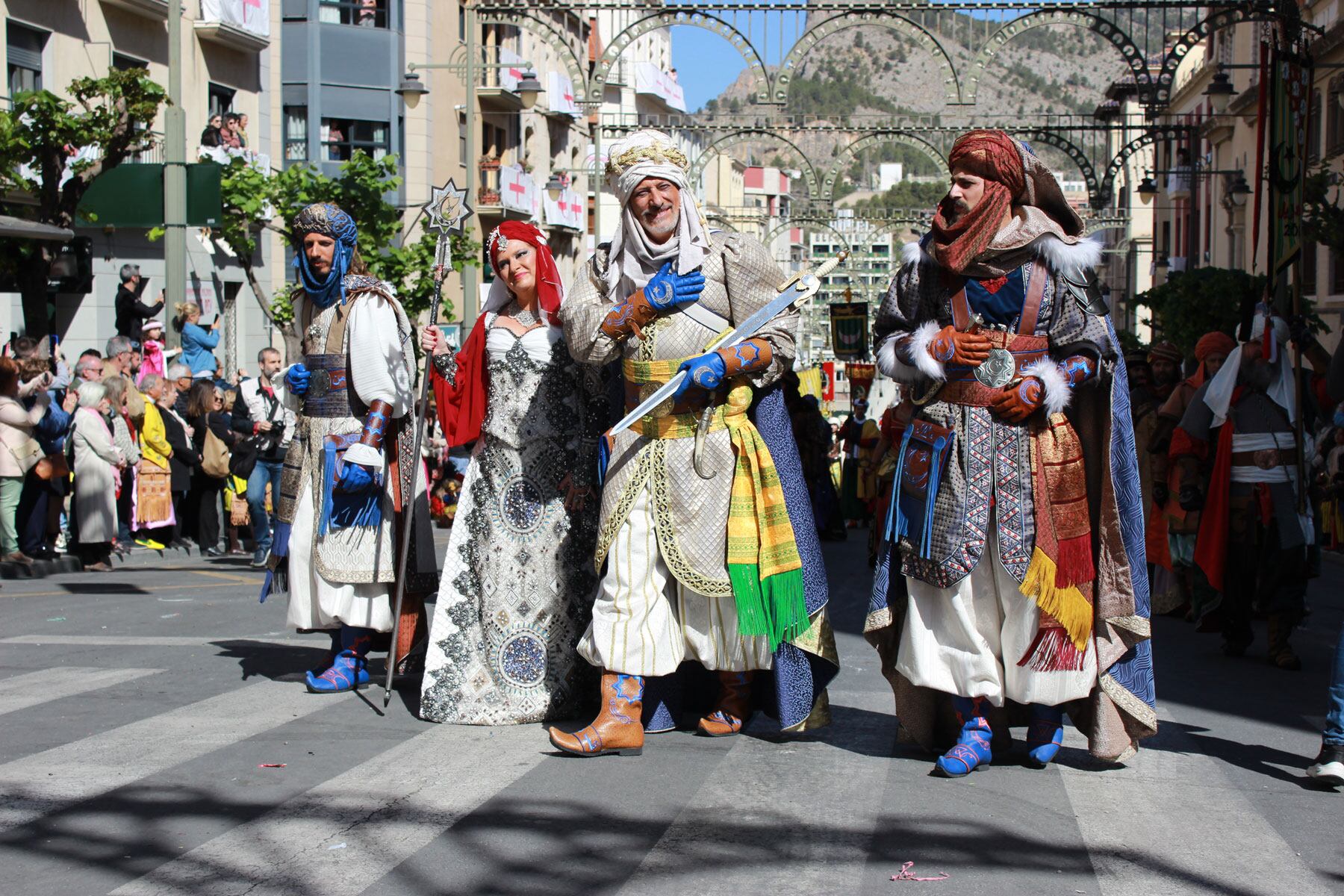 El capitán moro, Jordi Peidro, junto a su favorita, su mujer, Pepa Puchades, y sus hijos