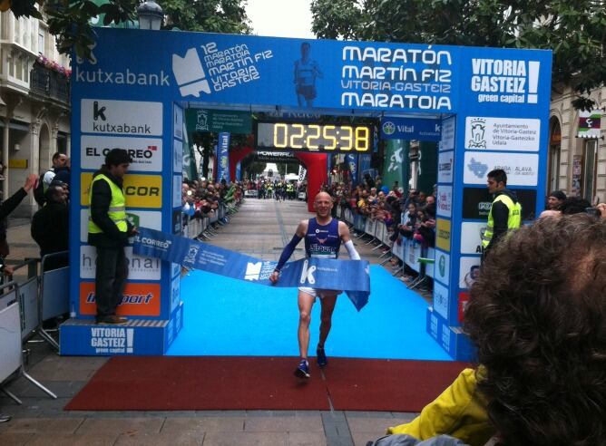 Kike Sebastián entrando en la línea de meta de la Calle Dato.