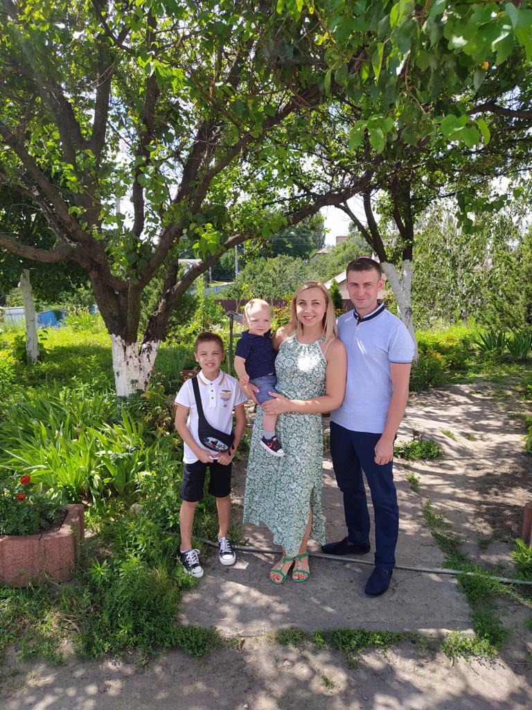 Olena Krukovets, con su familia, en Kiev.