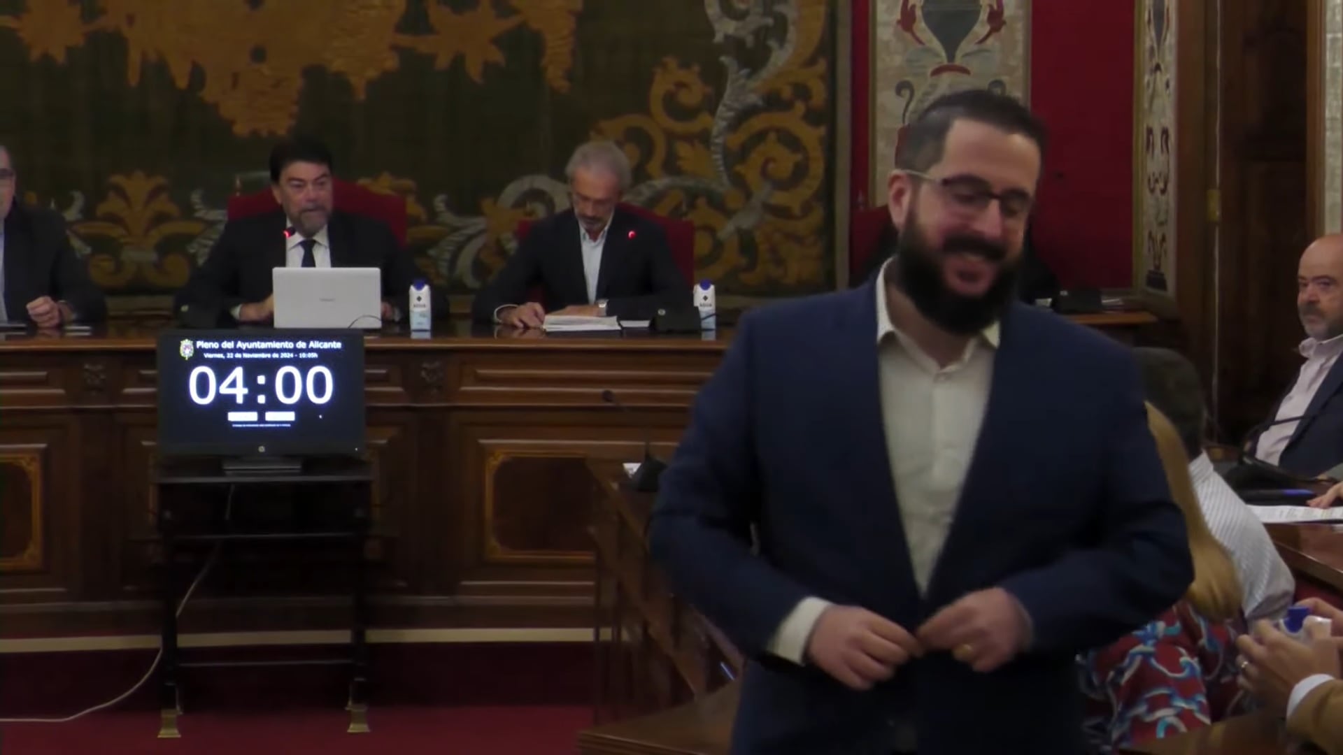 Momento en el que el edil de Vox, Mario Ortolá, abandona el Salón de Plenos después de que se le informe de que no puede votar en la sesión