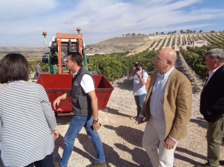 Juan Manuel García, de Bodegas Monteabellón (a la izq), recibiò al consejero y al presidente de la D.O. Ribera del Duero, Enrique Pascual (dcha)