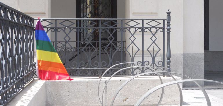 La bandera del Orgullo Gay queda relegada a un segundo plano en el Ayuntamiento de Guadalajara