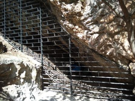 Reja instalada a la entrada de la cueva, para impedir el acceso al público