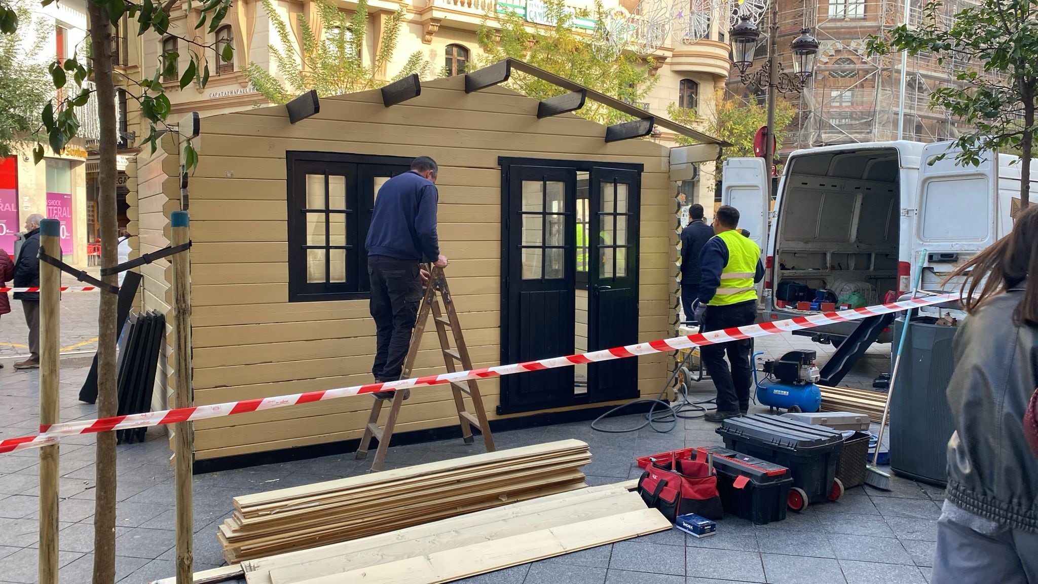 Preparando la casita de Navidad en la Campana (Sevilla), para recoger los juguetes de la 35 Operación Buena Gente